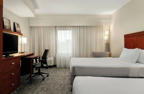 Salisbury Hotel | 2 Queens | Courtyard Salisbury | Ocean City Day Trip, Stadium, Pool | 2 Units