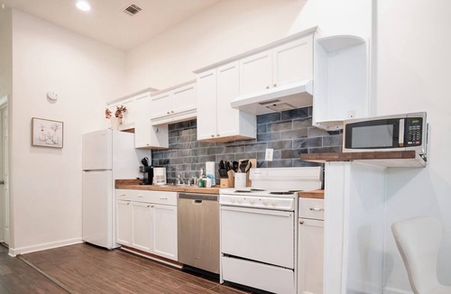 Thunderbolt Apartment | 2BR Chic Duplex - Firepit - Perfect for Travel