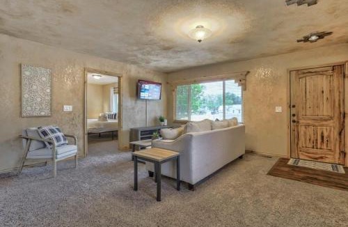 Colorado Springs House | 2BR Cottage with outdoor seating near Hiking & DT