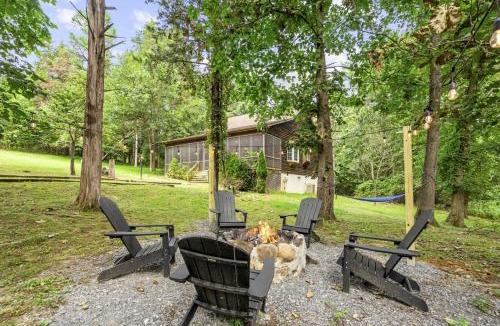 Luray House | 2BR home w BBQ grill & backyard