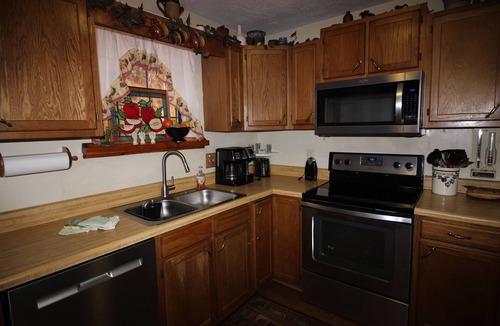 Qualla Cabin | 3-bedroom 3-bath cabin 6 minute drive to Harrah's Casino - 1 Gig internet