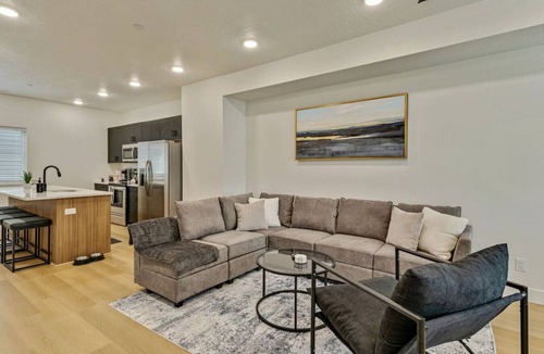 People's Freeway House | 3 Min to DT | 2 Car Garage| Lux Townhome |King Bed