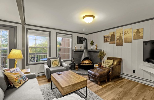 Beech Mountain House | 3 Min to Ski Slopes Sleeps 8 Hot Tub Pool Sledding