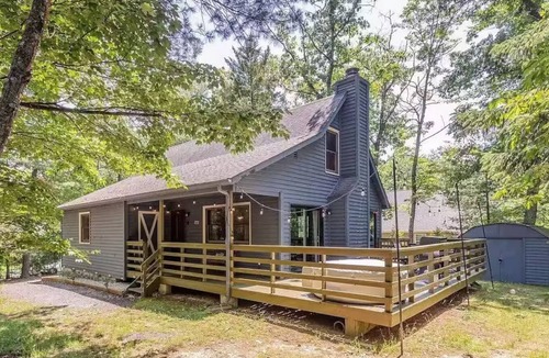 Basye Cabin | 3 minutes to Bryce Resort: Cozy cabin w/Hot Tub, dog friendly!