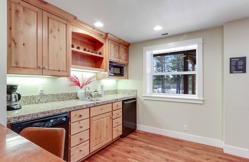 Oregon Water Wonderland House | 3 Private Riverfront Acres. Sleeps 30. Dock/Hot Tub/Pool Table/Disc Golf