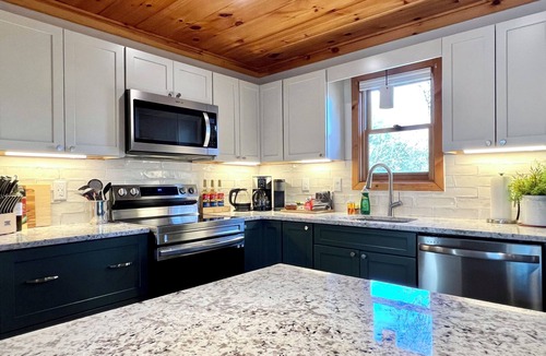 Pigeon Forge Cabin | 330 reviews ⭐️ Treehouse Views & Privacy! Awesome Updates Only 5 Min to Parkway