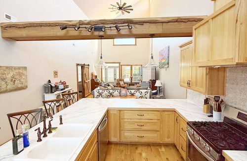 Green Valley House | 360° Mountain Views! 1 mile off 77, Pride’s Mountain Guest House and Farm Stay