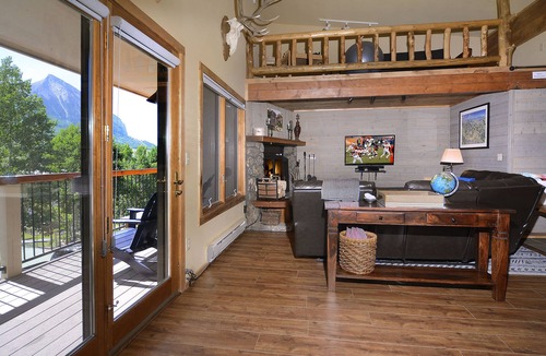 Mount Crested Butte Condo | 3br/2Ba,Mt view,hot tub,free shuttle! Book your Summer Vacation!