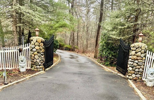 Flanders House | 3BR Hamptons Escape: Private Pool & Tennis, Modern Interior. 10 mins to Dune Rd.