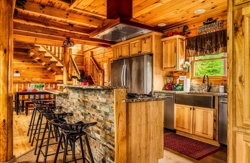 Sevierville Cabin | 4 King SUITES+BUNKS, LUX KITCHEN & COWBOY THEME! Dog friendly!