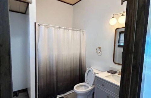 Town of Webb Hostel | 4th Lake Beachside Room @ Eagle Bay Village