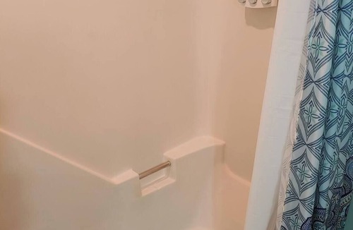 Dry Ridge Apartment | 5 Minute Drive to The Ark. Sleeps 6, located in Old Part of Town. Dry Ridge