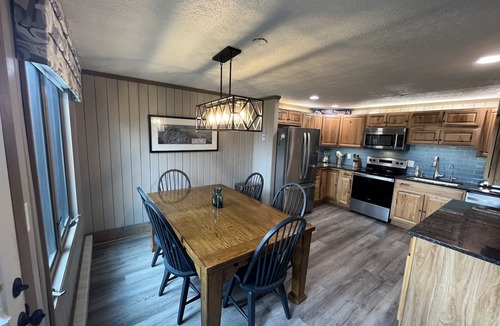 Edray House | 5BR townhome close to slopes and village, EV charger