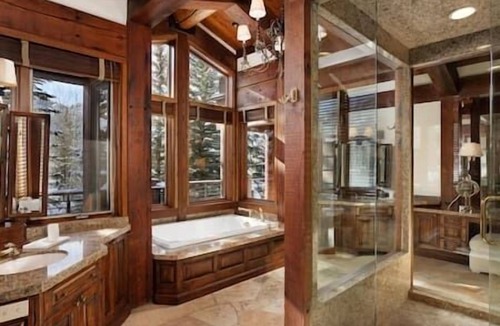 Aspen House | 6/7 Luxury Home, Fire Pit, Hot Tub, Pool Table!