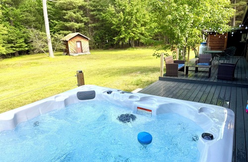 Jay House | 7 Beds home near Lake Placid-New Remodel! AC, Hot Tub, Fireplace, Ski & Hiking!