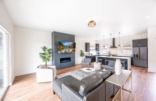 Hideout House | 7 Min to Deer Valley East Village Gondola | 3BR w/Private Hot Tub, Built 2021