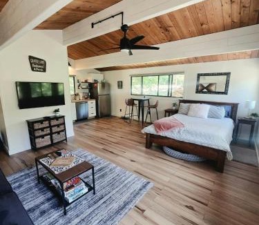 Douglas County House | A Restful Studio Near a Creek and Forest - Pet Friendly