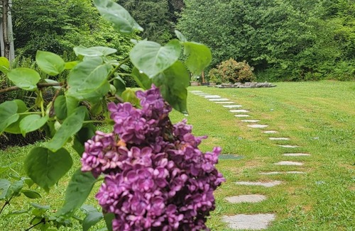 North Bend Villa | A Spacious Mountain Retreat with Stunning Views. 2 bedrooms, 2000sqft entire