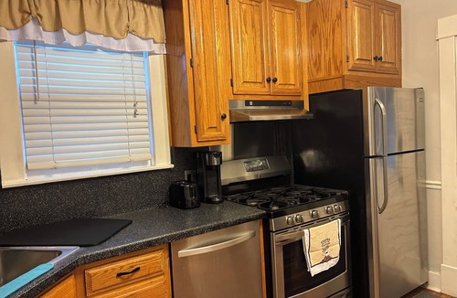 Schenectady House | A sweetheart home 3-bedroom vacation home, 6 minutes to Rivers Casino & Resort