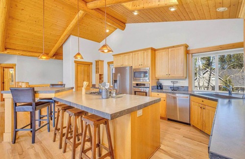 Three Rivers House | AC, on the Deschutes River, Luxury, quiet neighborhood, 5 star views!