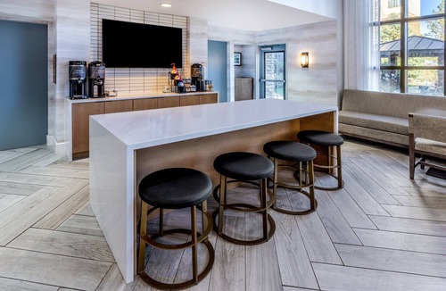 Glendale Apartment | Accessible King Suite w/Tub | Daily Breakfast!