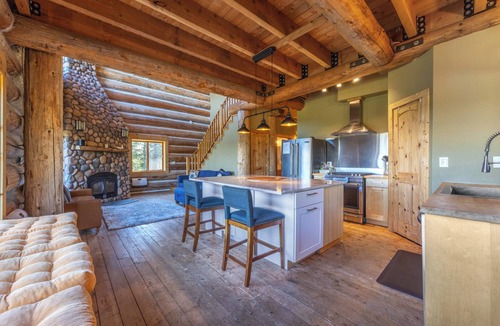 The Dalles Cabin | Adams Rest - Hot Tub! Mosier Log Cabin, Mt Adams View, Great Peaceful location!