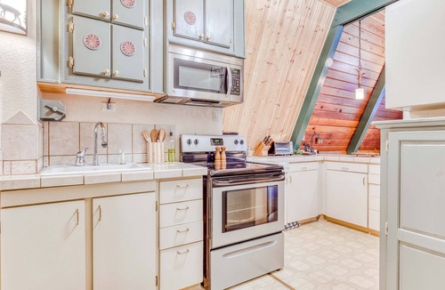 Marmot Cabin | Adorable A-frame cabin withnearby river access, game room, wood stove, firepit