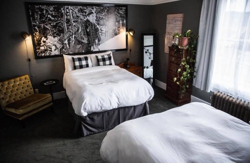 Hood River Hotel | Affordable Stay | Pet Friendly | Near Waterfront Park