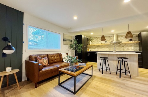 Alki Apartment | Alki Beach Courtyard Cabin- Walk to the beach!