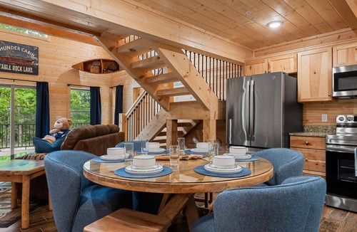 Ridgedale Cabin | All New True Log Cabin Near Thunder Ridge&Big Cedar Pvt Hot Tub Bonus Loft Free Daily Tickets