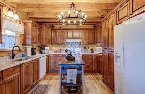 Black Mountain Cabin | AMAZING MOUNTAIN VIEWS/HOT TUB/FIREPLACE/GAME ROOM/CREEK/TRAILS