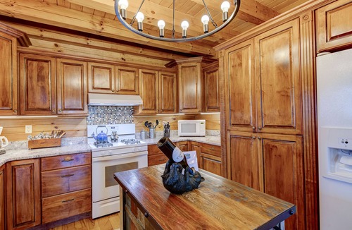 Black Mountain Cabin | AMAZING MOUNTAIN VIEWS/HOT TUB/FIREPLACE/GAME ROOM/CREEK/TRAILS