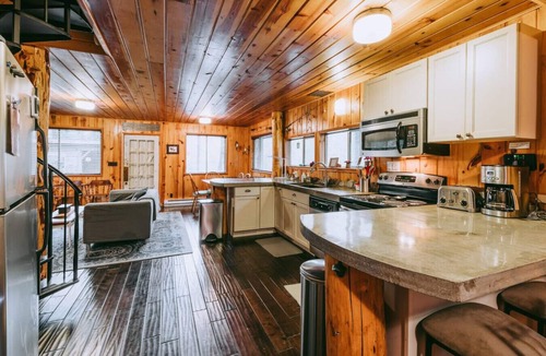 Index Cabin | Amos- Iconic River front+Hot Tub+Sauna+Cold Plunge