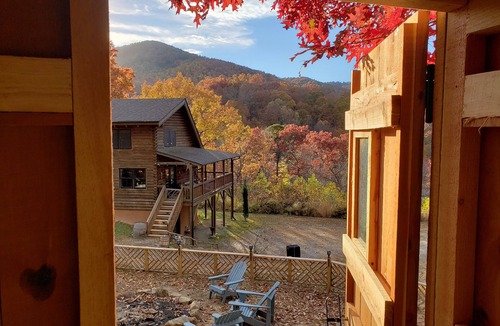 Fairview Cabin | Antler Falls Log Cabin-Hot Tub/Mountain view/Arcade/Treehouse/Theatre/Firepit