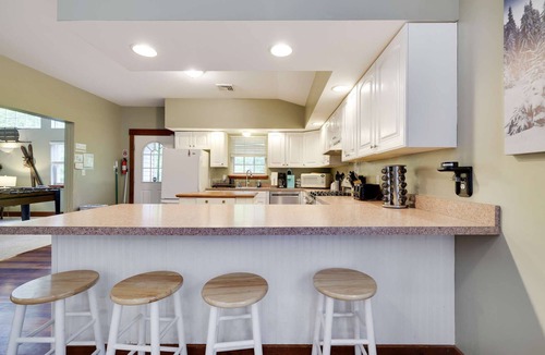 Pocono Lake Ski Chalet | ⛱️⛷️⛰️Arrowhead Lake Chalet❤️Family☆HotTub☆Fireplace☆Games☆Fish/Boat☆Dogs+