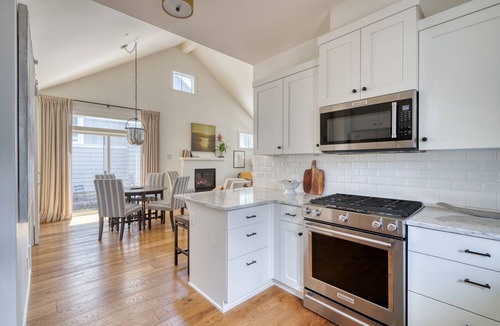 Bend House | Art Collector's Sophisticated NW Crossing Home