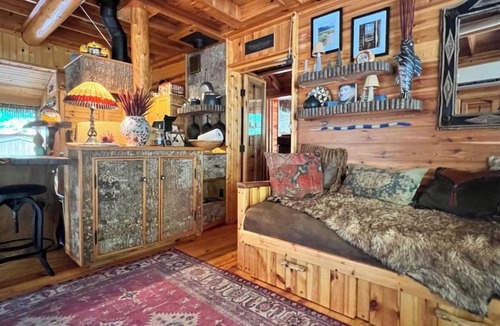 Bakersville House | Artisan Cabin on Houndhill