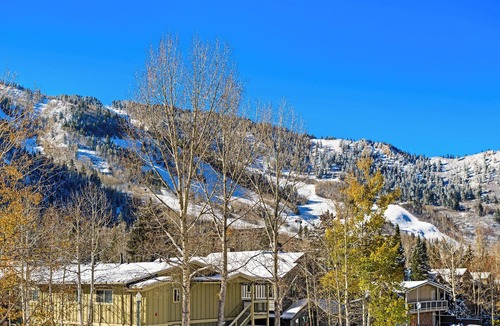 Aspen Condo | Aspen Mountain Views, Bright Top-Floor 3BR, Pool, Hot Tub, 7-Min Walk to Gondola