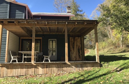 Davis House | Authentic Creekside restored farmhouse - birding w 60 ac of wildlife trails