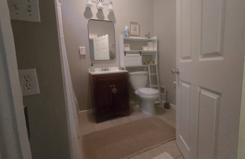 Downtown Baltimore House | Awesome 2-bedroom townhome with AC 2 blocks from Johns Hopkins Bayview Hospital