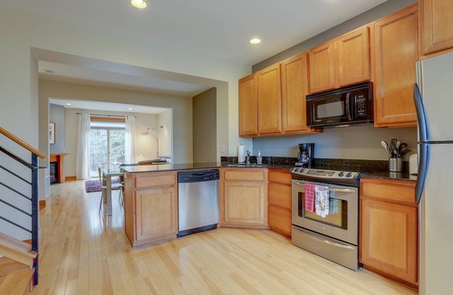 Hood River House | B2 - Gorgeous Townhome, Downtown Location, Walk to Everything