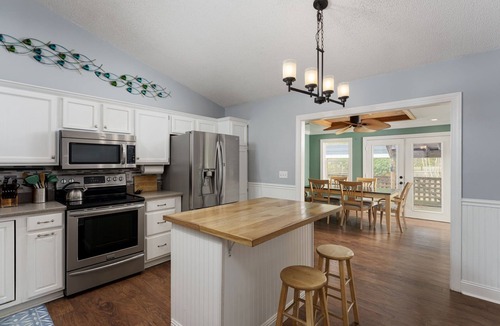 Wilmington House | Baxter's House- Pet Friendly with Covered Boat Parking; 15 mins to Beach/D-Town