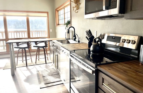 Florence Apartment | Bay Window River Views Private Deck In the heart of Old Town