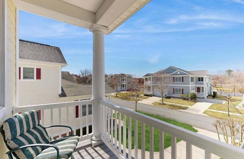 The Commons House | Bayside Resort dog-friendly townhouse w/tennis court access, WiFi, and balcony