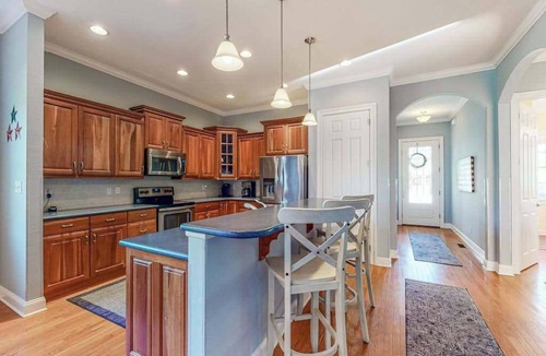 The Commons House | Bayside Resort house w/tennis/basketball court, shared sauna, & board games