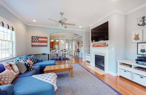 The Commons House | Bayside Resort house w/tennis/basketball court, shared sauna, & board games