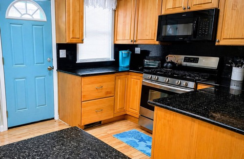 Long Beach House | Beach Bungalow in the Heart of Town - Walk to Beach, Dining & Fun