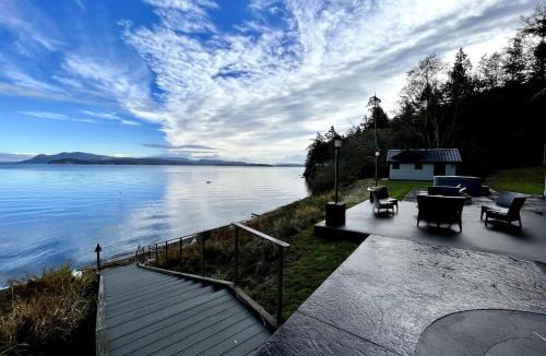 Friday Harbor House | Beach Kayaks Hot Tub Private Cottage