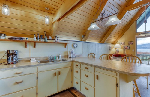 Anacortes Cabin | Beachfront home with firepit & breathtaking water views