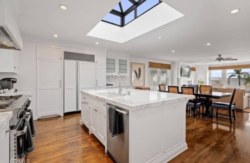 The Strand House | Beachside Retreat | Perfect Location| Free Parking